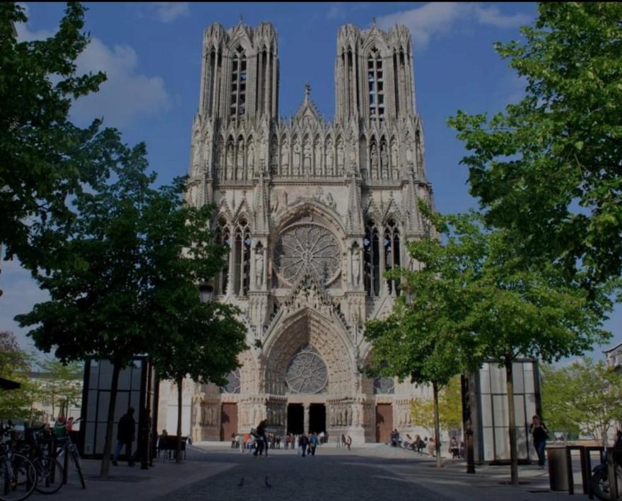 La place des Sacres, proche gare et centre Reims Extérieur photo