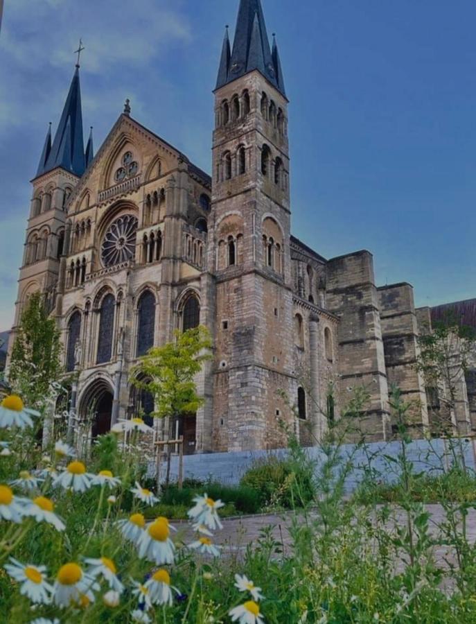 La place des Sacres, proche gare et centre Reims Extérieur photo