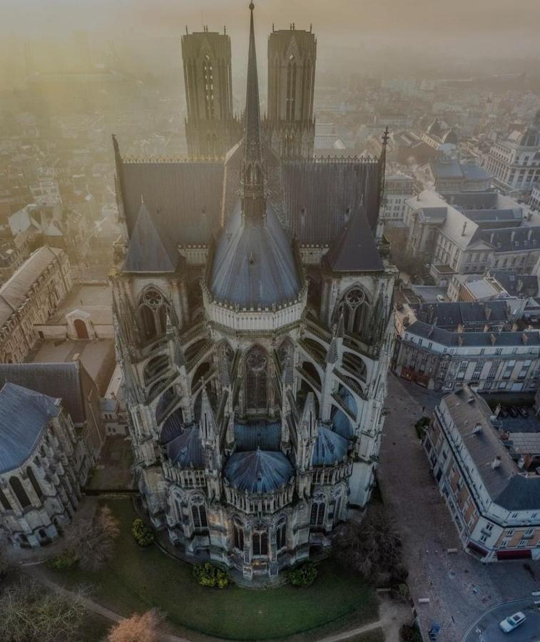 La place des Sacres, proche gare et centre Reims Extérieur photo