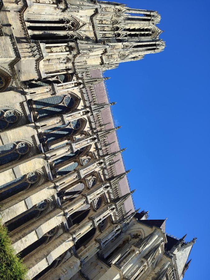 La place des Sacres, proche gare et centre Reims Extérieur photo